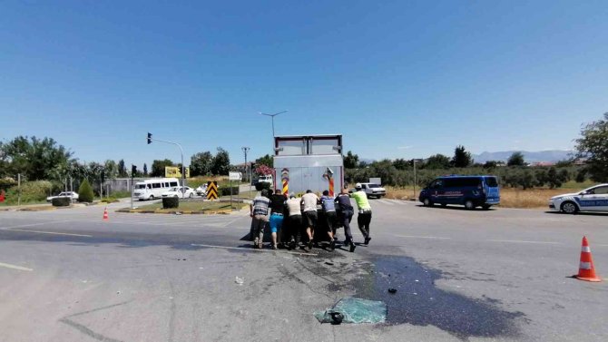 Kaza yerinden geçerken duyarsız kalmadı ambulans gelinceye kadar kurtarma ekiplerine destek verdi