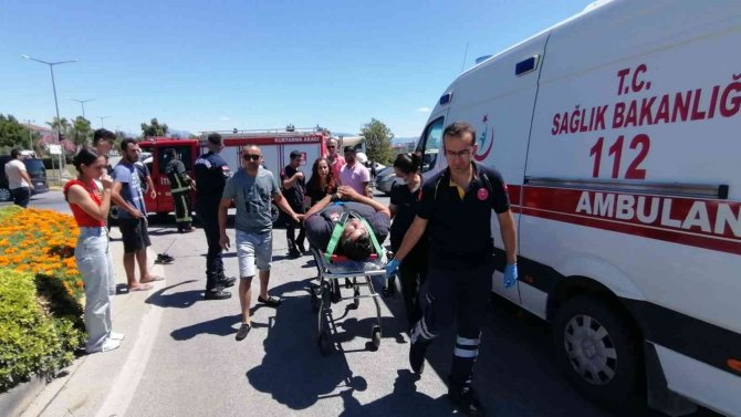 Kaza yerinden geçerken duyarsız kalmadı ambulans gelinceye kadar kurtarma ekiplerine destek verdi
