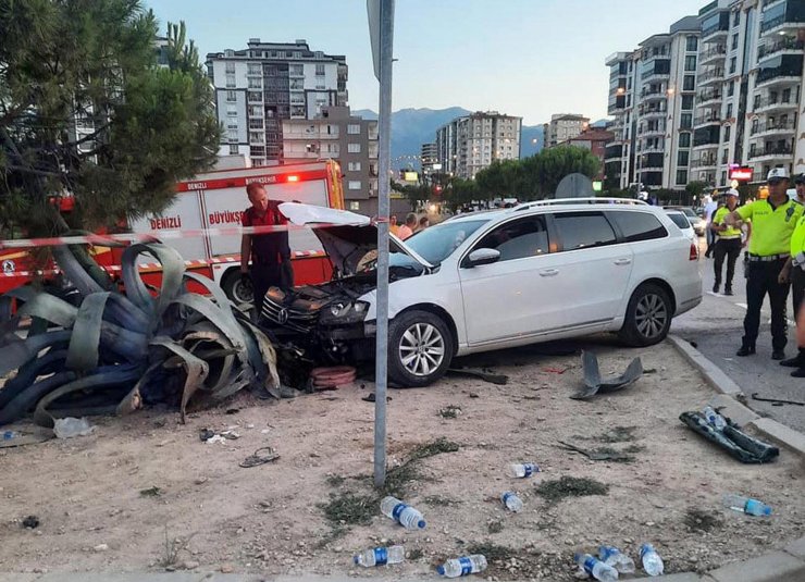 Kazada savrulan 2 araç, kaldırımdakilere çarptı; Azra bebek öldü, 7 yaralı