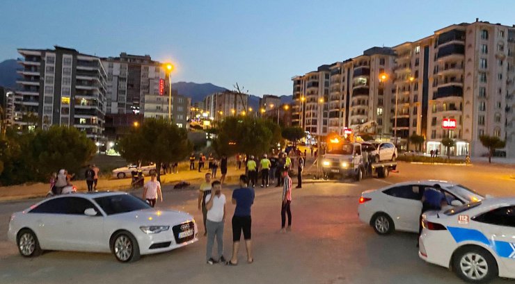 Kazada savrulan 2 araç, kaldırımdakilere çarptı; Azra bebek öldü, 7 yaralı