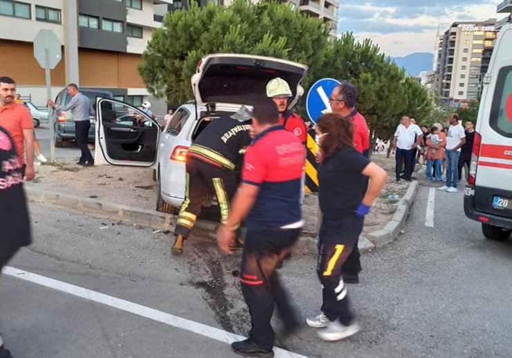 Kazada savrulan 2 araç, kaldırımdakilere çarptı; Azra bebek öldü, 7 yaralı