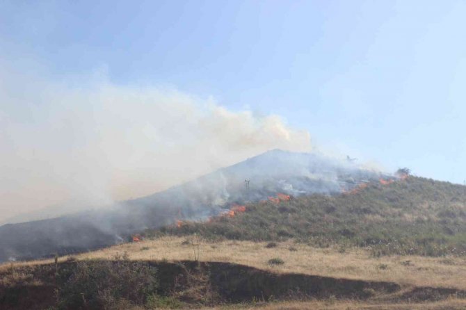 Korkutan yangın: Yangına havadan ve karadan müdahale edildi