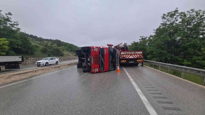 Kurban yüklü tır yoldan çıkarak devrildi