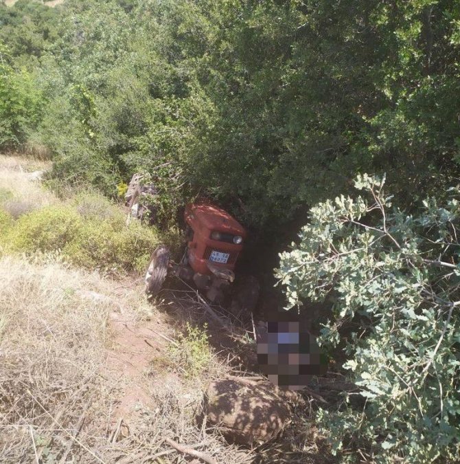 Manisa’da devrilen traktörün altında kalan çiftçi öldü
