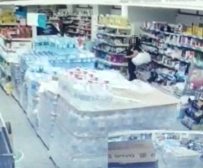 Marketten hırsızlık yaptı, kaçmak için camı yumrukladı