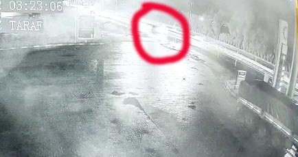 Minibüs akaryakıt istasyonun fiyat panosuna çarptı: 2 ölü, 1 ağır yaralı