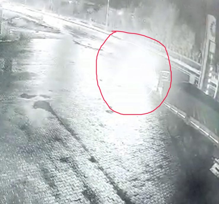 Minibüs akaryakıt istasyonun fiyat panosuna çarptı: 2 ölü, 1 ağır yaralı