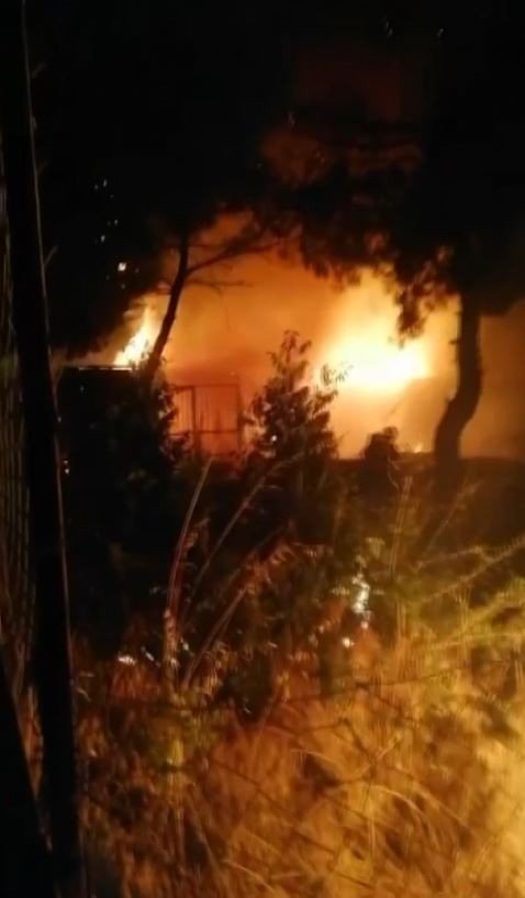 Müstakil ev çıkan yangında alev topuna döndü