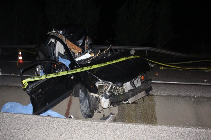 Otomobil ile yolcu otobüsü çarpıştı: 2 ölü, 16 yaralı