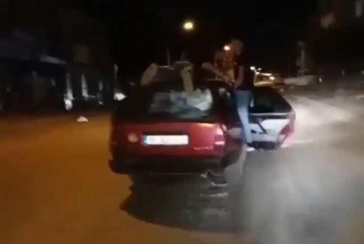 Otomobilin üstüne yatıp, kapılardan sarkarak yolculuk yaptılar
