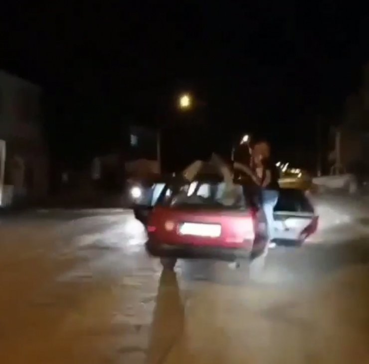 Otomobilin üstüne yatıp, kapılardan sarkarak yolculuk yaptılar