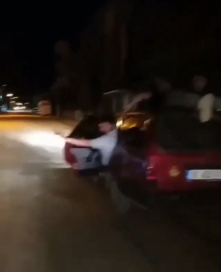 Otomobilin üstüne yatıp, kapılardan sarkarak yolculuk yaptılar