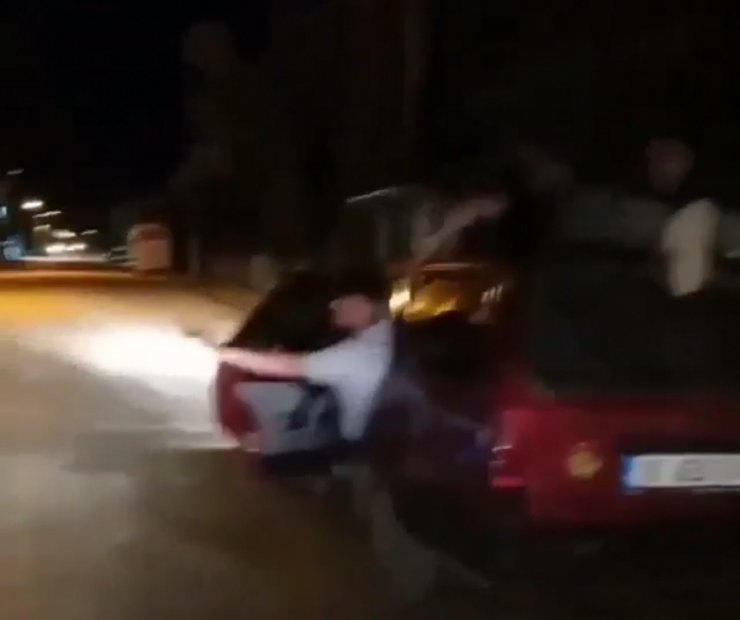 Otomobilin üstüne yatıp, kapılardan sarkarak yolculuk yaptılar