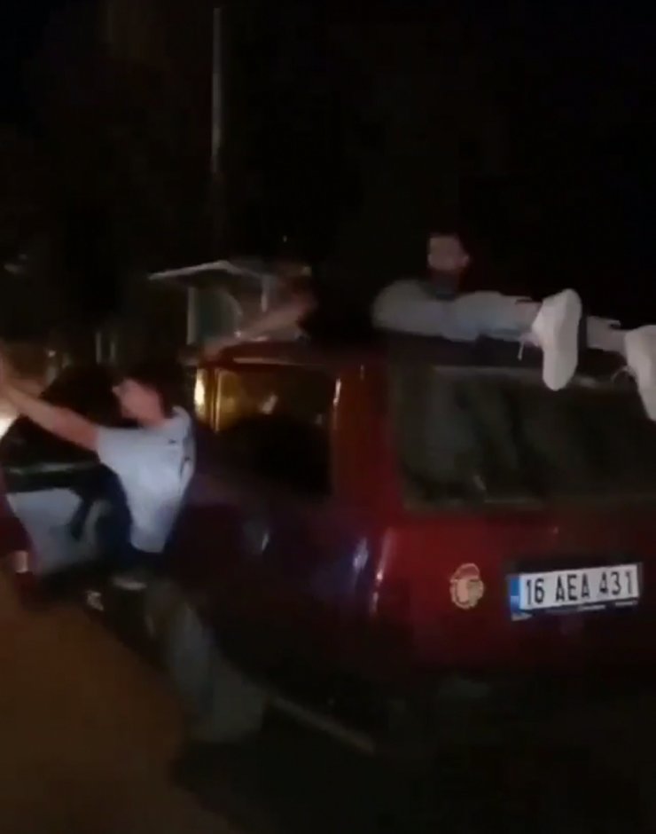 Otomobilin üstüne yatıp, kapılardan sarkarak yolculuk yaptılar