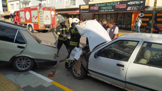 Park halinde ki otomobile çarptı: 1 Yaralı