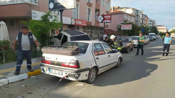 Park halinde ki otomobile çarptı: 1 Yaralı