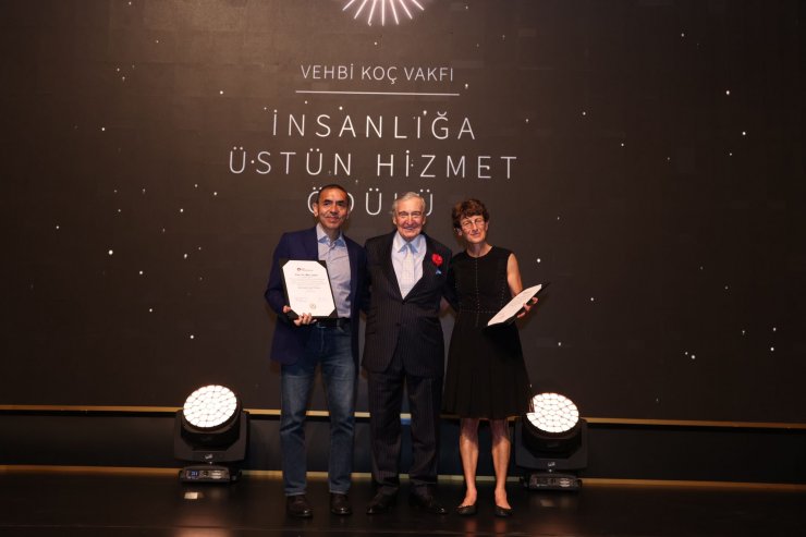 Prof.Dr. Özlem Türeci ve Prof. Dr. Uğur Şahin'e 'İnsanlığa Üstün Hizmet' ödülü