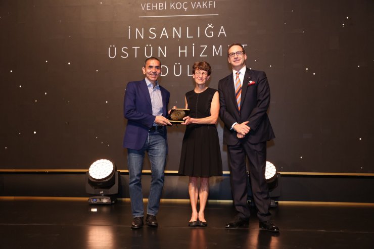 Prof.Dr. Özlem Türeci ve Prof. Dr. Uğur Şahin'e 'İnsanlığa Üstün Hizmet' ödülü
