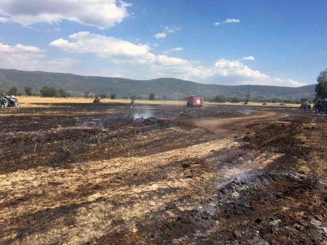 Saman basma makinesi tarlayı yaktı