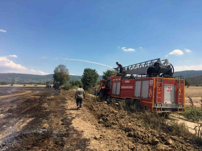 Saman basma makinesi tarlayı yaktı