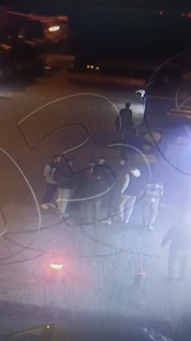 Silahlı kavga kamerada: Şakalaşıyormuş gibi yapıp bacaklarından vurdu