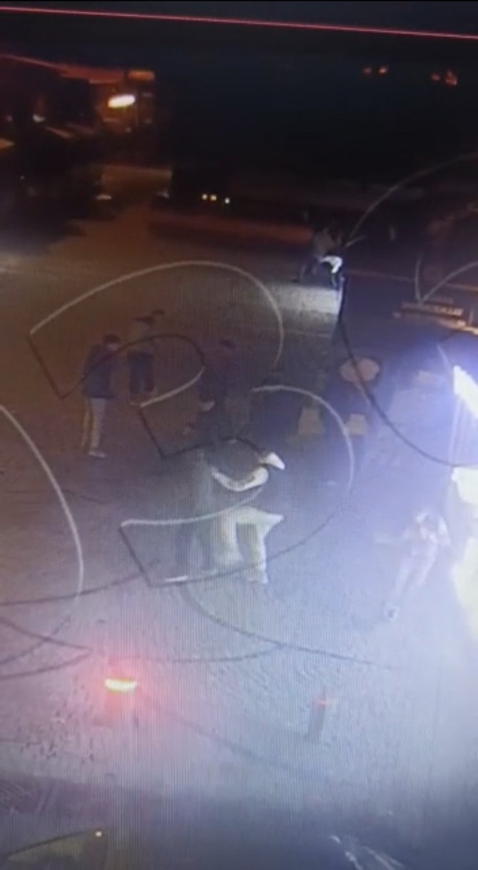 Silahlı kavga kamerada: Şakalaşıyormuş gibi yapıp bacaklarından vurdu