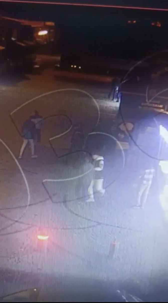 Silahlı kavga kamerada: Şakalaşıyormuş gibi yapıp bacaklarından vurdu