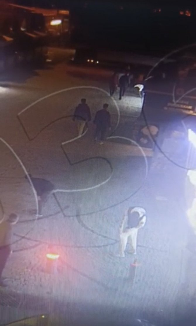 Silahlı kavga kamerada: Şakalaşıyormuş gibi yapıp bacaklarından vurdu