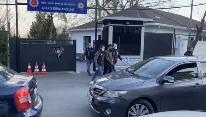 Silahlı kavga kamerada: Şakalaşıyormuş gibi yapıp bacaklarından vurdu