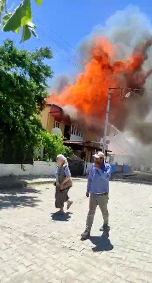 Tüplerin ardı ardına patladığı imalathane alevlere yenildi