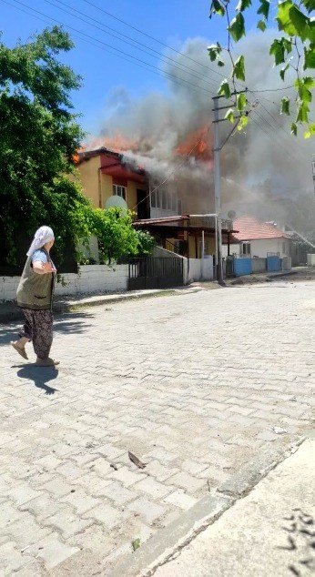 Tüplerin ardı ardına patladığı imalathane alevlere yenildi