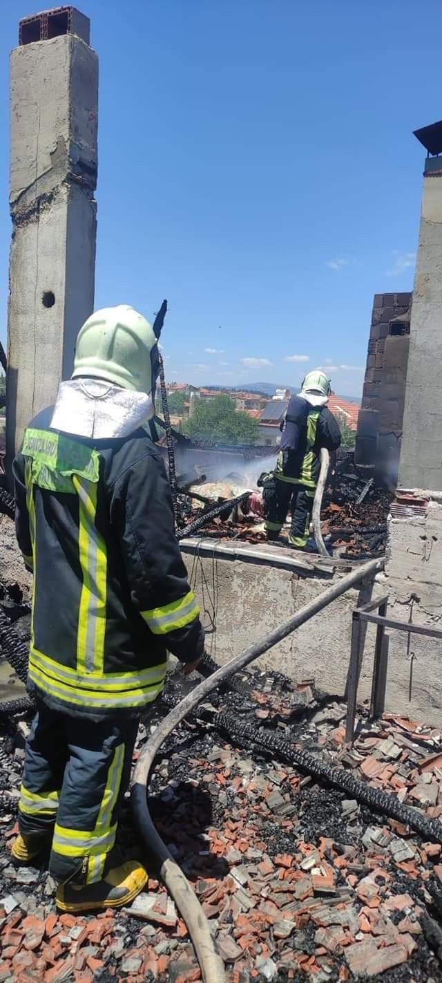 Tüplerin ardı ardına patladığı imalathane alevlere yenildi