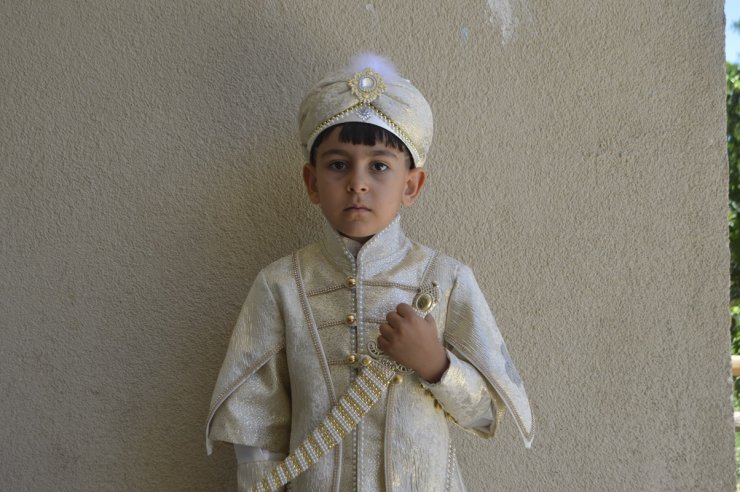 Vali'nin makam aracı, sünnet arabası oldu