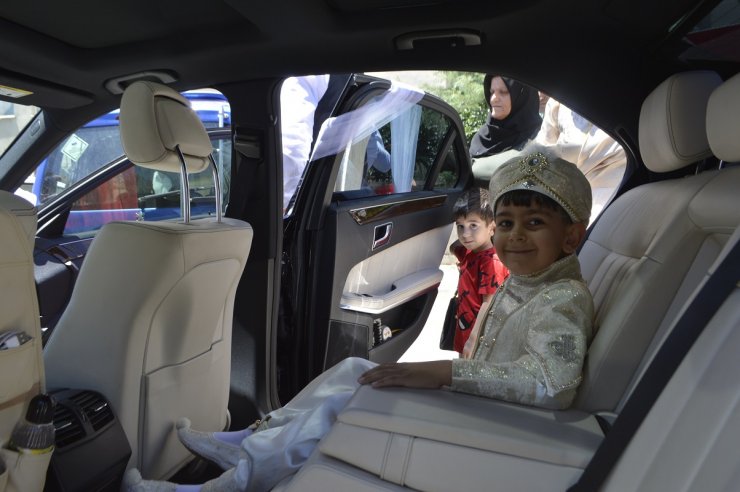 Vali'nin makam aracı, sünnet arabası oldu