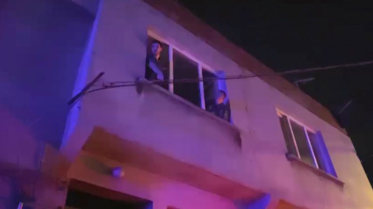 Yangında mahsur kalan 2'si çocuk 6 kişiyi mahalle sakinleri kurtardı