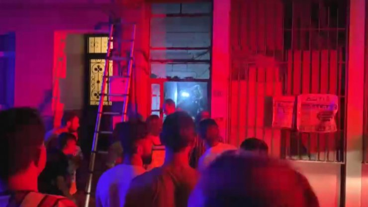 Yangında mahsur kalan 2'si çocuk 6 kişiyi mahalle sakinleri kurtardı