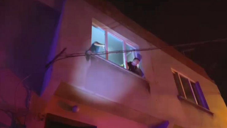 Yangında mahsur kalan 2'si çocuk 6 kişiyi mahalle sakinleri kurtardı