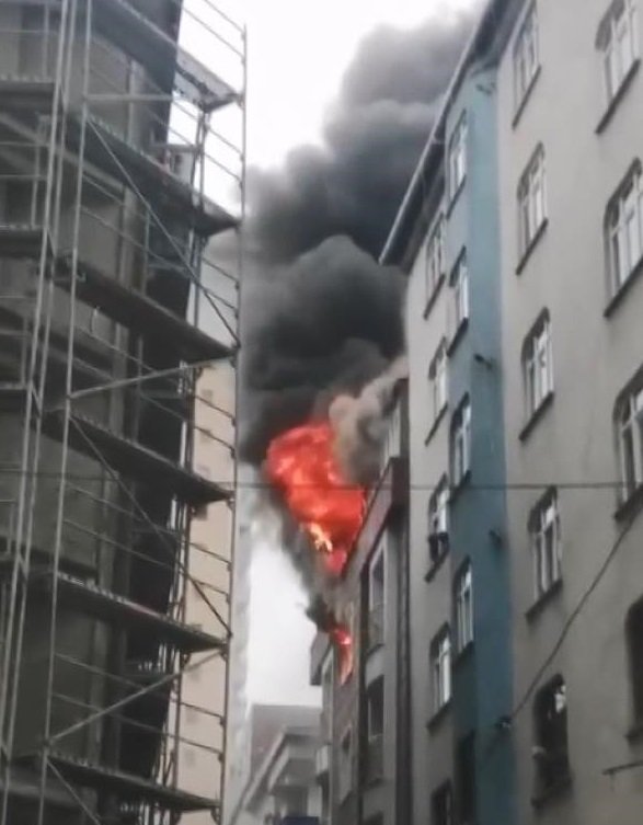 4 katlı binanın çatısında çıkan yangın alt kata sıçradı