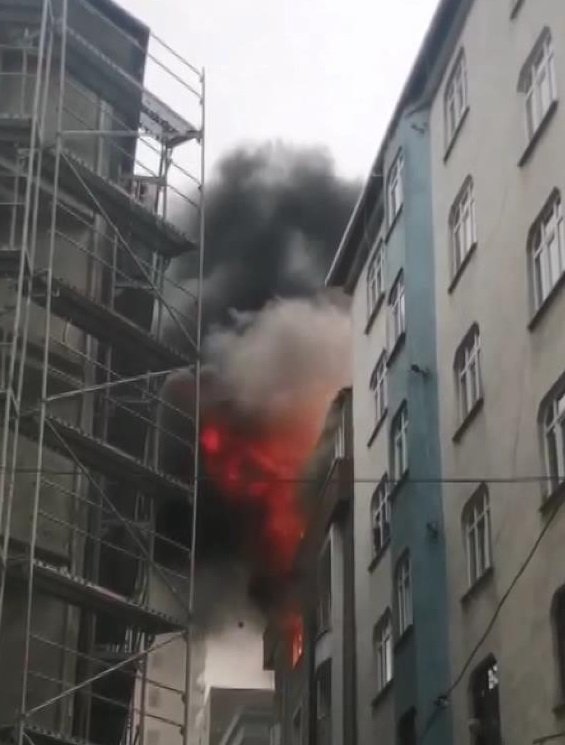 4 katlı binanın çatısında çıkan yangın alt kata sıçradı