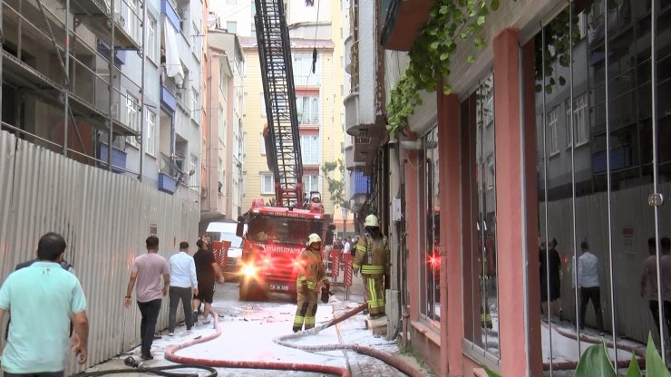 4 katlı binanın çatısında çıkan yangın alt kata sıçradı