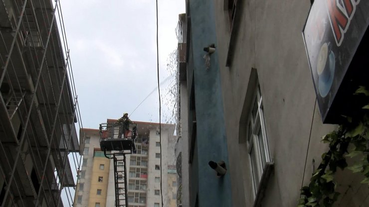 4 katlı binanın çatısında çıkan yangın alt kata sıçradı