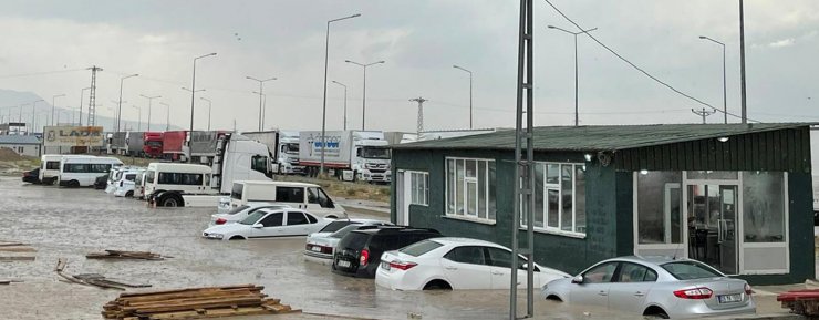 Ağrı ve Iğdır'daki sel gümrük kapılarını olumsuz etkiledi