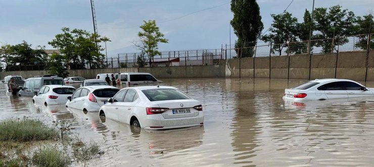 Ağrı ve Iğdır'daki sel gümrük kapılarını olumsuz etkiledi