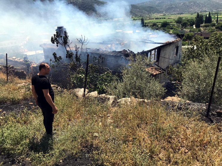 Alevlerin arasından komşuları kurtardı