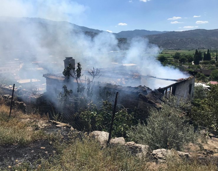 Alevlerin arasından komşuları kurtardı