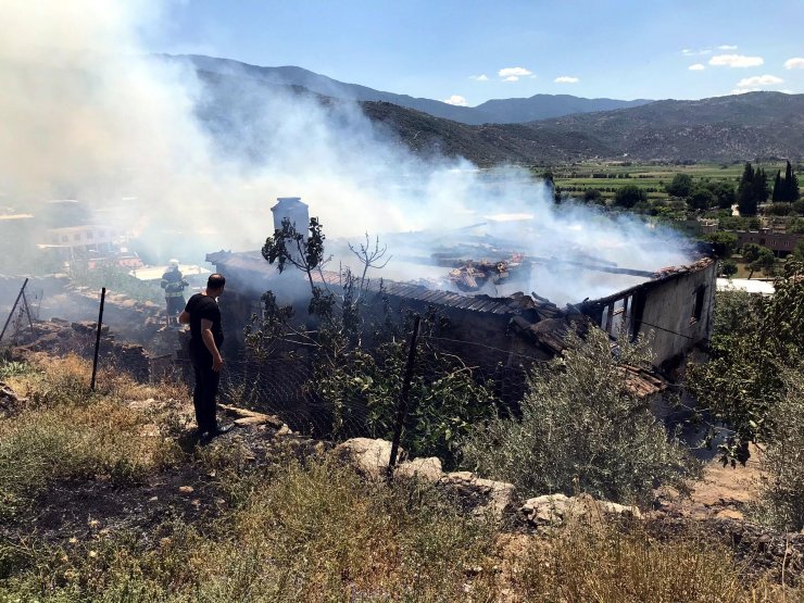 Alevlerin arasından komşuları kurtardı