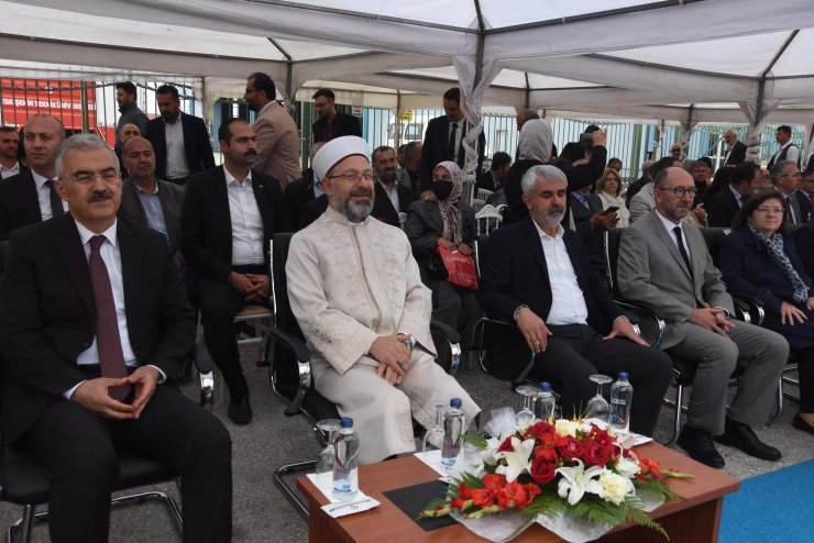 Ali Erbaş: Çocukları söz ve hareketlerinizle incitmemenizi rica ediyorum