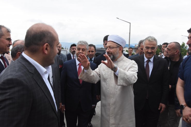 Ali Erbaş: Çocukları söz ve hareketlerinizle incitmemenizi rica ediyorum