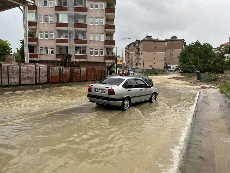 Bartın’da sağanak; yollar göle döndü, evleri su bastı