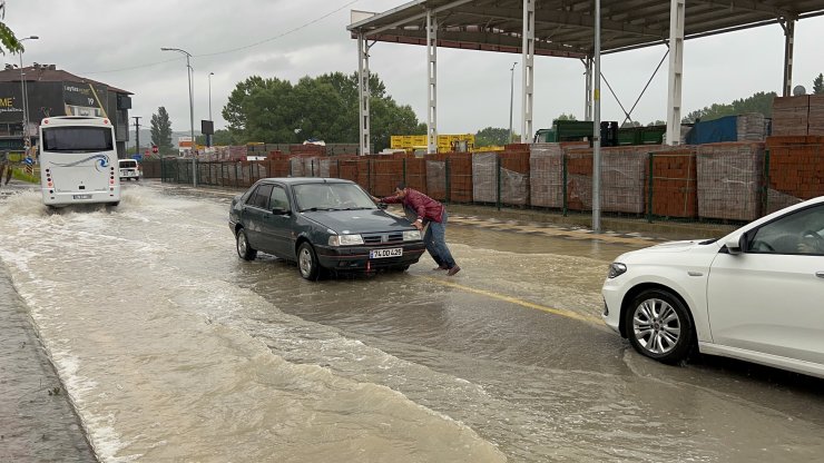 Bartın’da sağanak; yollar göle döndü, evleri su bastı